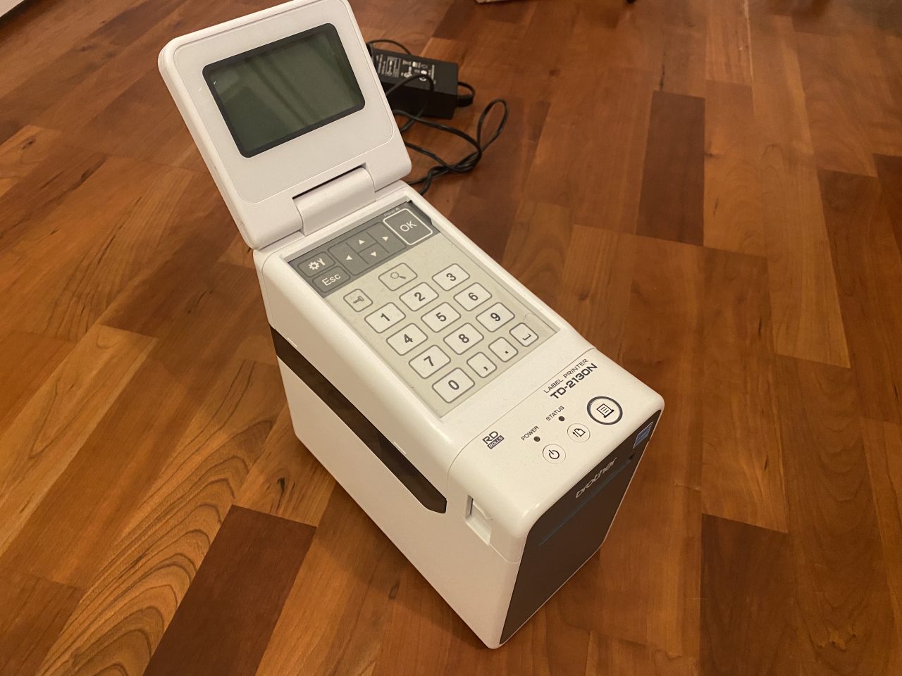 Etikettendrucker für Lebensmittel: Brother TD-2130N, 2-Zoll-Thermodirektdrucker mit Display und Tastatur für Etiketten bis rund 60 mm Breite